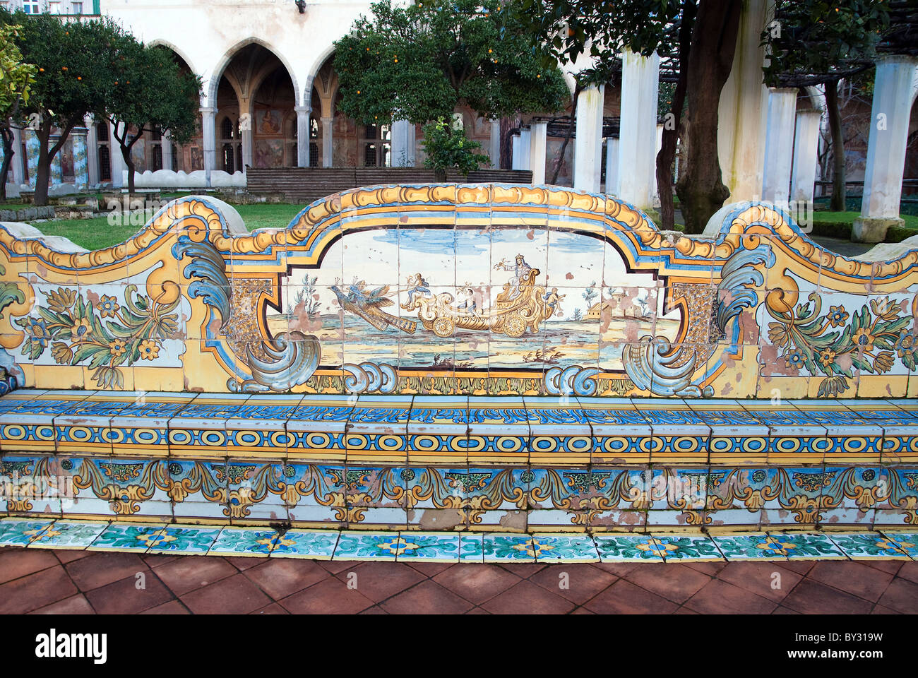 Il celebre chiostro delle Clarisse di Santa Chiara, Napoli con preziose piastrelle di maiolica in moda rococò Foto Stock