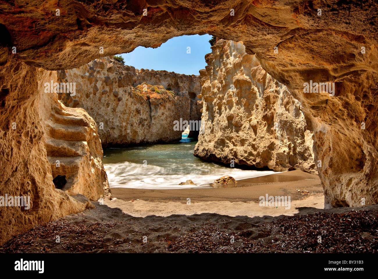 Isola di Milos, Grecia. Papafrangas grotta è situato sul lato nord-ovest di Milos, a circa 4 km dal villaggio di Pollonia. Foto Stock