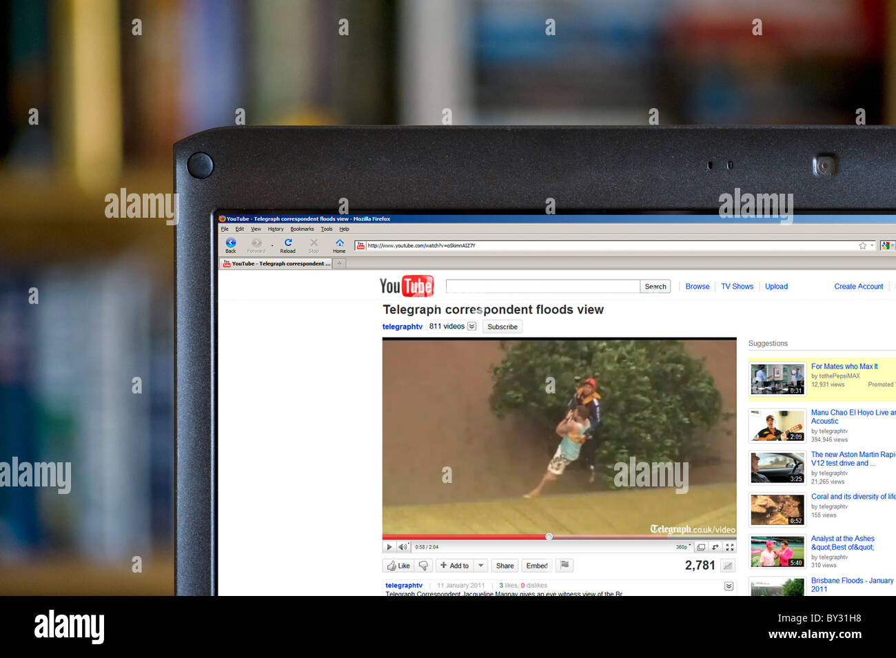 La visione di un YouTube notizie video su un computer portatile, REGNO UNITO Foto Stock