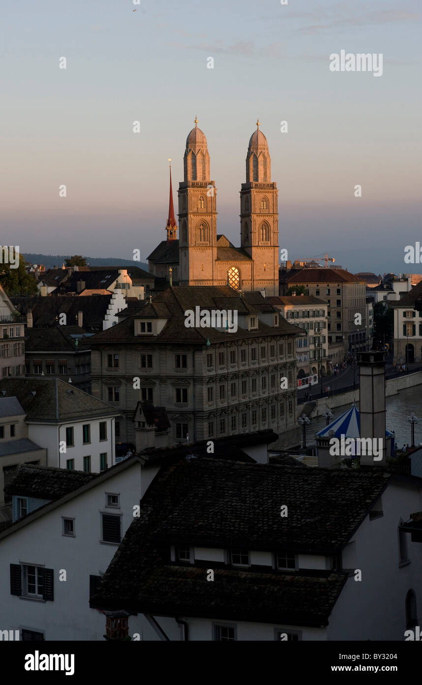 Città Vecchia con il Grossmuenster nella luce della sera, Zurigo, Svizzera Foto Stock