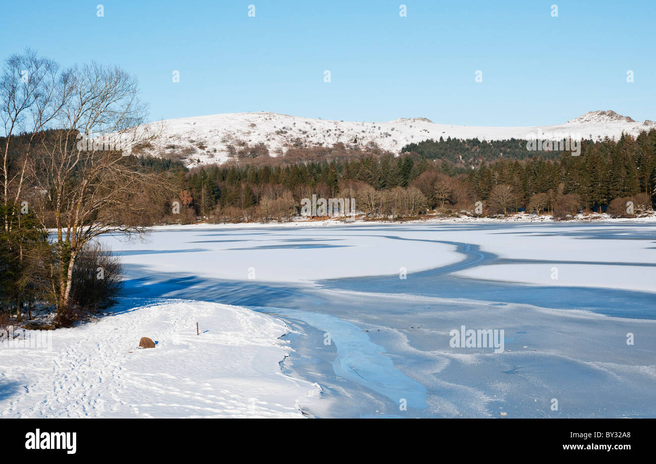 Vista attraverso un congelato Burrator serbatoio sulla Dartmoor durante la stagione fredda, DEVON REGNO UNITO Foto Stock