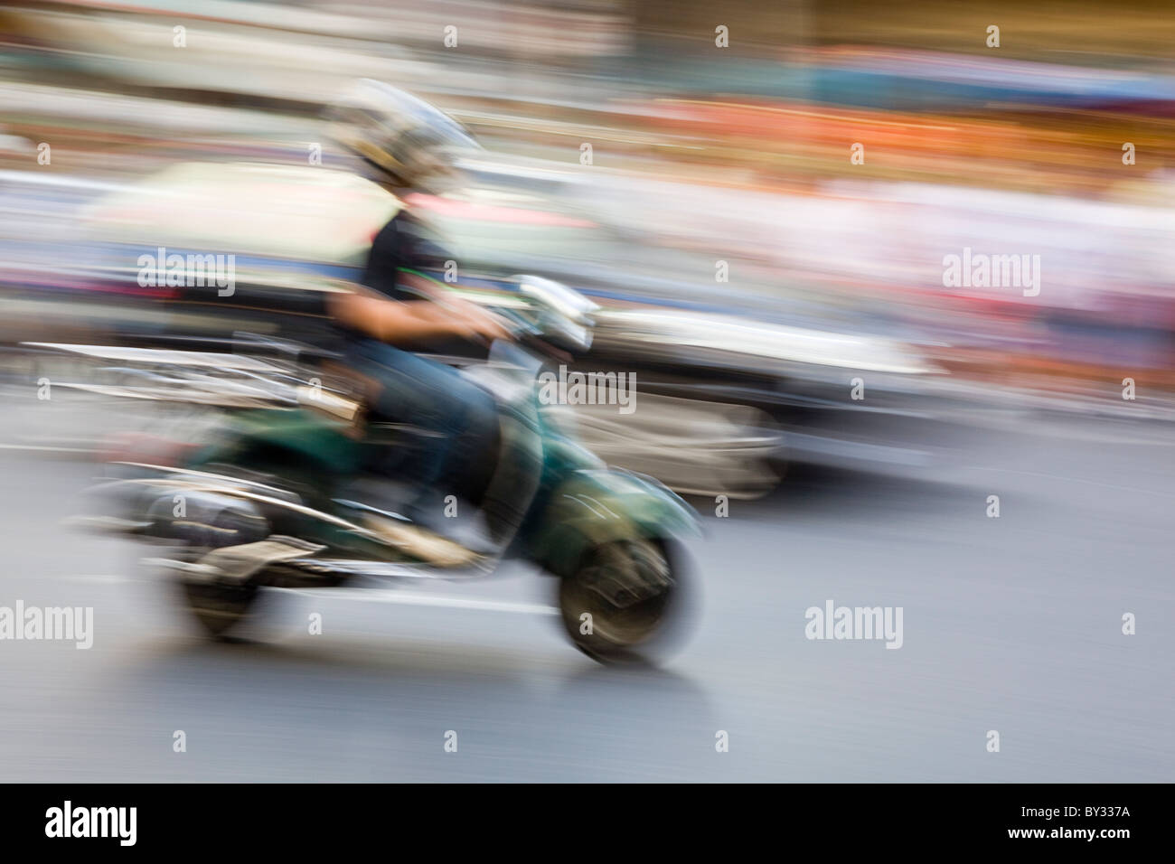 Classic Vespa accelerando attraverso Bangkok Chinatown Foto Stock