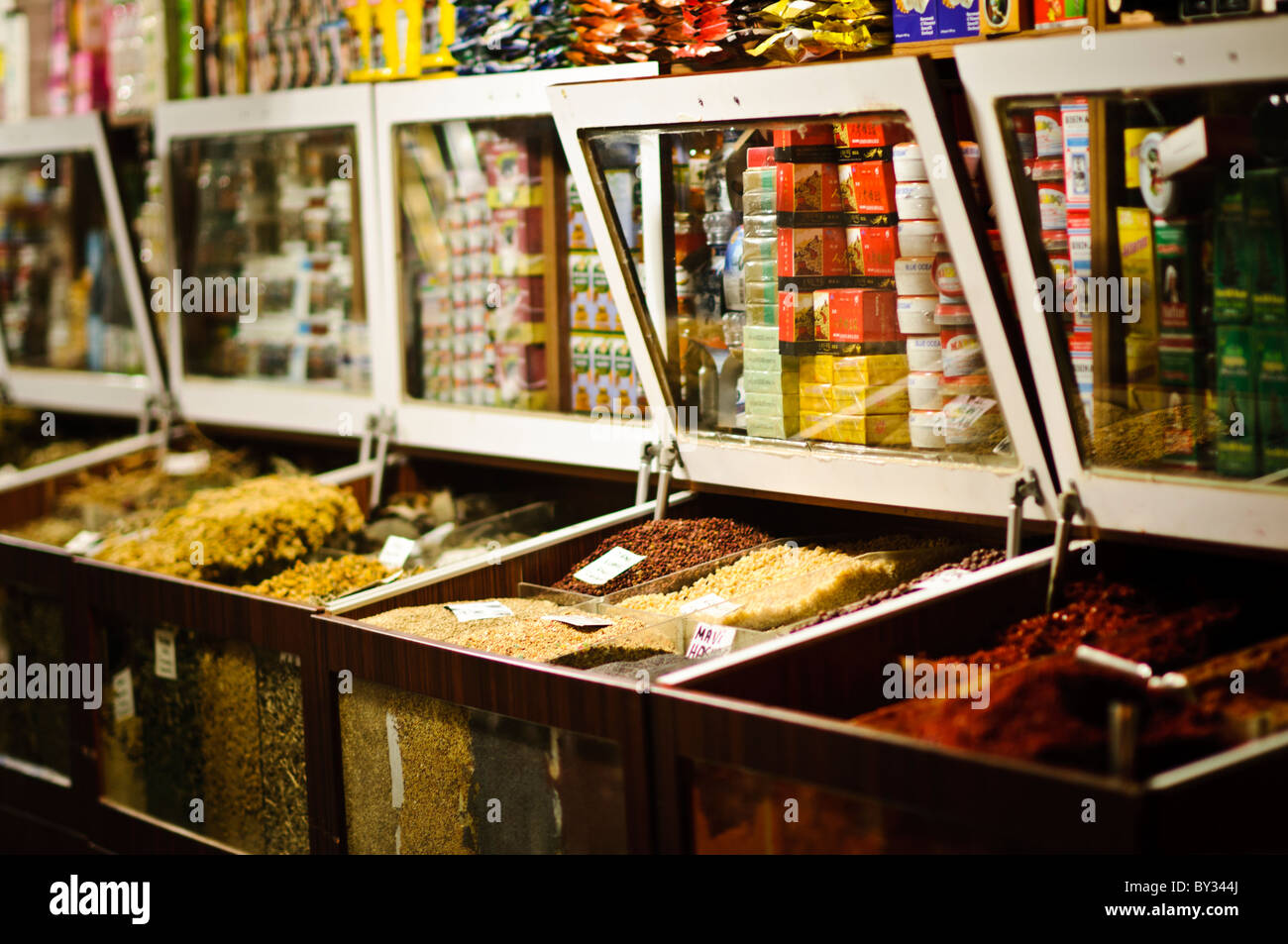 Spezie al Bazaar egiziano Istanbul Turchia // ISTANBUL, Turchia — spezie esposte in vendita presso un negozio di vendita nel Bazaar egiziano (noto anche come Bazaar delle spezie) a Istanbul. Il Bazar egiziano, costruito nel XVII secolo, è uno dei più antichi mercati coperti di Istanbul e un importante centro per il commercio delle spezie. Situato nel quartiere di Eminönü vicino al Corno d'Oro, il bazar ospita decine di negozi che vendono spezie, delizie turche, frutta secca e altri prodotti tradizionali. Il mercato è stato per secoli un importante centro commerciale che collega le rotte commerciali europee e asiatiche. Istanbul, le larve della Turchia Foto Stock