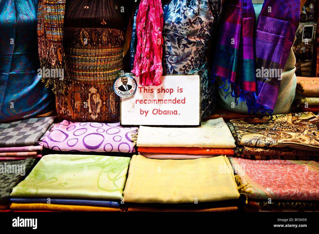 Un foulard di seta in negozio il Bazar delle Spezie (noto anche come il  Bazaar Egyption) ad Istanbul in Turchia, visualizza un segno dicendo  "Questo negozio è consigliato da Obama' in uno