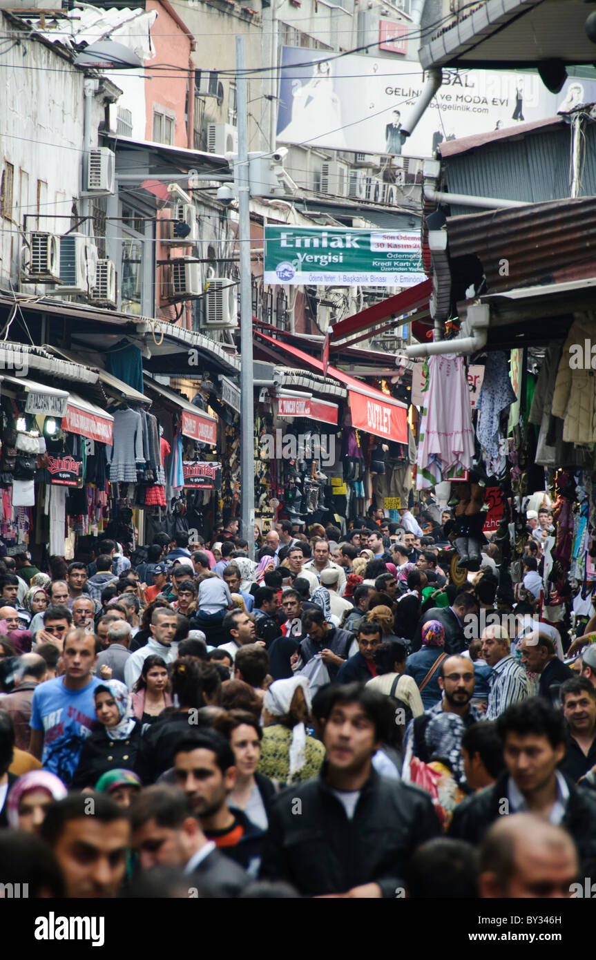 Il Bazaar delle spezie affolla Istanbul // ISTANBUL, Turchia: Le folle si radunano nelle strade che si irradiano dal Bazaar delle spezie (noto anche come Bazaar egiziano) di Istanbul. Il Bazar delle spezie, conosciuto localmente come Mısır Çarşısı, è uno dei più antichi mercati coperti di Istanbul, originariamente costruito nel 1664 come parte del complesso della nuova Moschea. Il mercato era tradizionalmente un importante centro commerciale per spezie, erbe e altri beni provenienti dall'Egitto e da altre parti dell'Impero ottomano. Situato nel quartiere di Eminönü vicino al Corno d'Oro, il bazar rimane una destinazione popolare sia per la gente del posto che per i visitatori. Il Suor Foto Stock