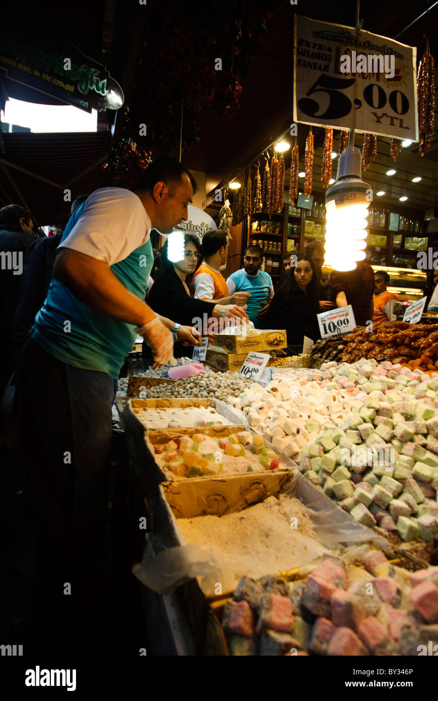 Mercato delle spezie Stall Turkish Delight Istanbul // ISTANBUL, Turchia — Una bancarella del mercato espone merci nel Bazaar delle spezie (noto anche come Bazaar egiziano o Mısır Çarşısı). Il bazar, costruito nel 1660 come parte del complesso della nuova Moschea, è uno dei più antichi mercati coperti di Istanbul e tradizionalmente specializzato in spezie ed erbe medicinali importate dall'Egitto e dall'India. Situata nel quartiere di Eminönü vicino al Corno d'Oro, la struttura a forma di L contiene circa 85 negozi e rimane un importante centro commerciale. Il bazar attrae sia gli acquirenti locali che i visitatori internazionali Foto Stock