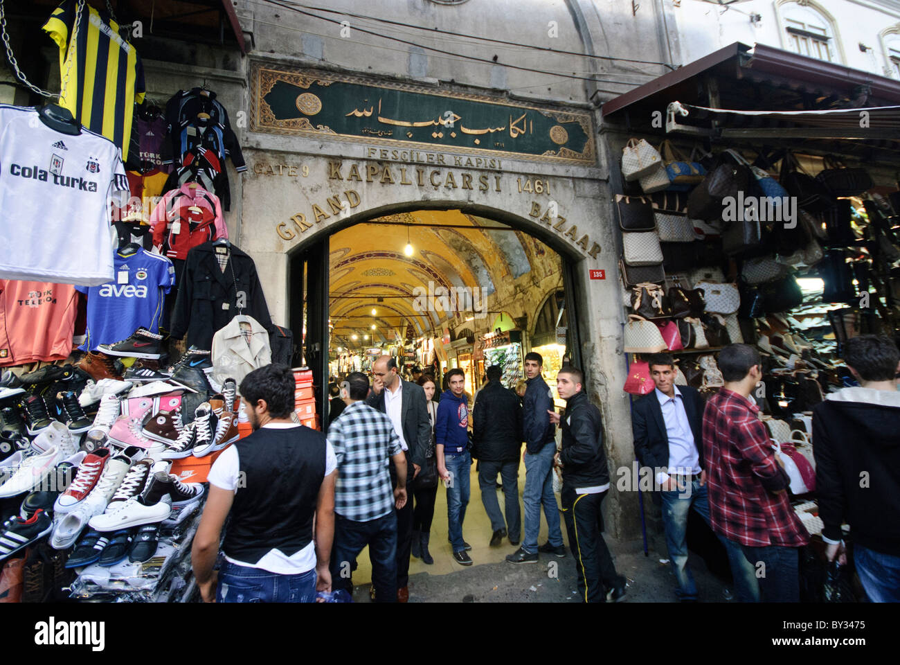 Ingresso al Grand Bazaar Istanbul Turchia // ISTANBUL, Turchia - porta 9 a Kapalıçarşı, uno degli ingressi dello storico Grand Bazaar di Istanbul risalente al 1461. L'esterno del complesso è fiancheggiato da altri negozi, quindi gli ingressi finiscono per essere piuttosto nascosti tra il trambusto. All'interno si trovano sempre più strette strade coperte e passaggi. Il Grand Bazaar, uno dei mercati coperti più grandi e antichi del mondo, è un vivace centro commerciale e culturale di Istanbul. Caratterizzato da un labirinto di oltre 4.000 negozi, offre una vivace gamma di prodotti, da spezie e gioielli a tessuti e ceramiche. La GR Foto Stock