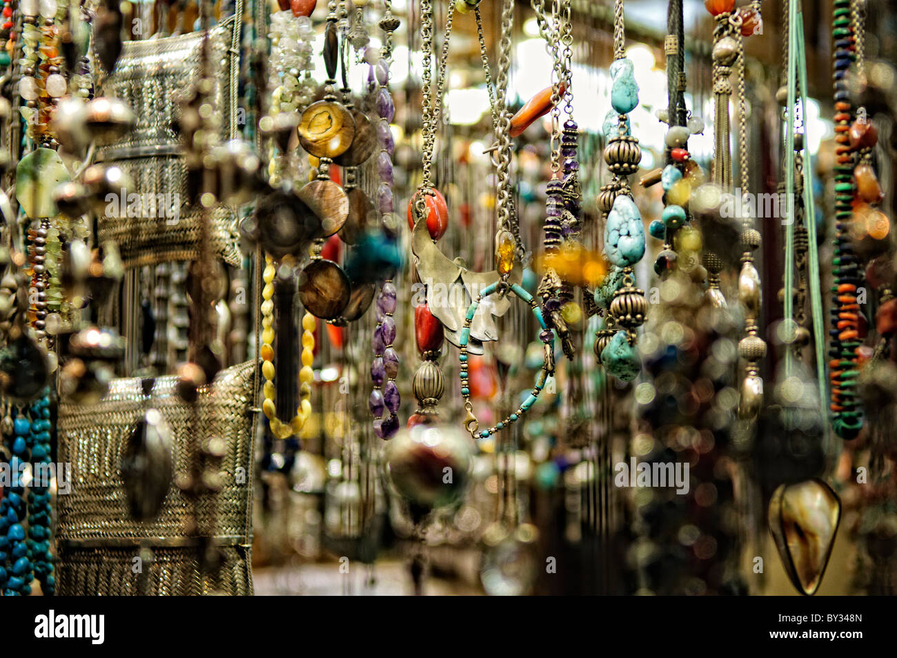 Gioielli si blocca sul display per la vendita in uno dei tanti piccoli negozi di Istanbul storica del Grand Bazaar, la profondità di campo. Foto Stock