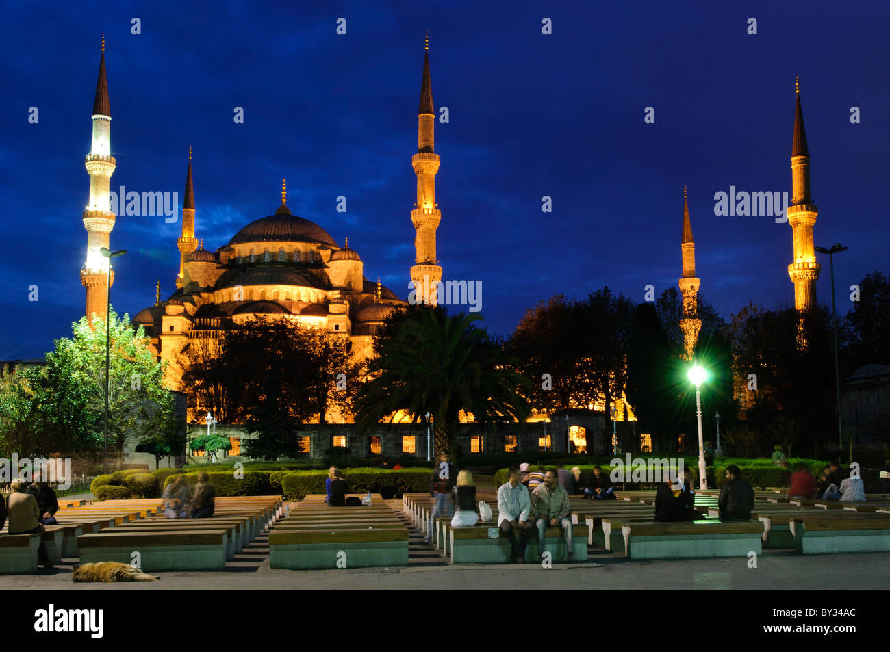 ISTANBUL, Turchia: La Moschea del Sultano Ahmed, popolarmente conosciuta come la Moschea Blu, domina lo skyline dello storico quartiere Sultanahmet di Istanbul. Completata nel 1616 durante il dominio del sultano ottomano Ahmed i, la moschea rappresenta il culmine di due secoli di sviluppo della moschea ottomana. La moschea presenta sei minareti e un esterno a cupola a cascata influenzato dalle tradizioni architettoniche ottomane e bizantine. Foto Stock