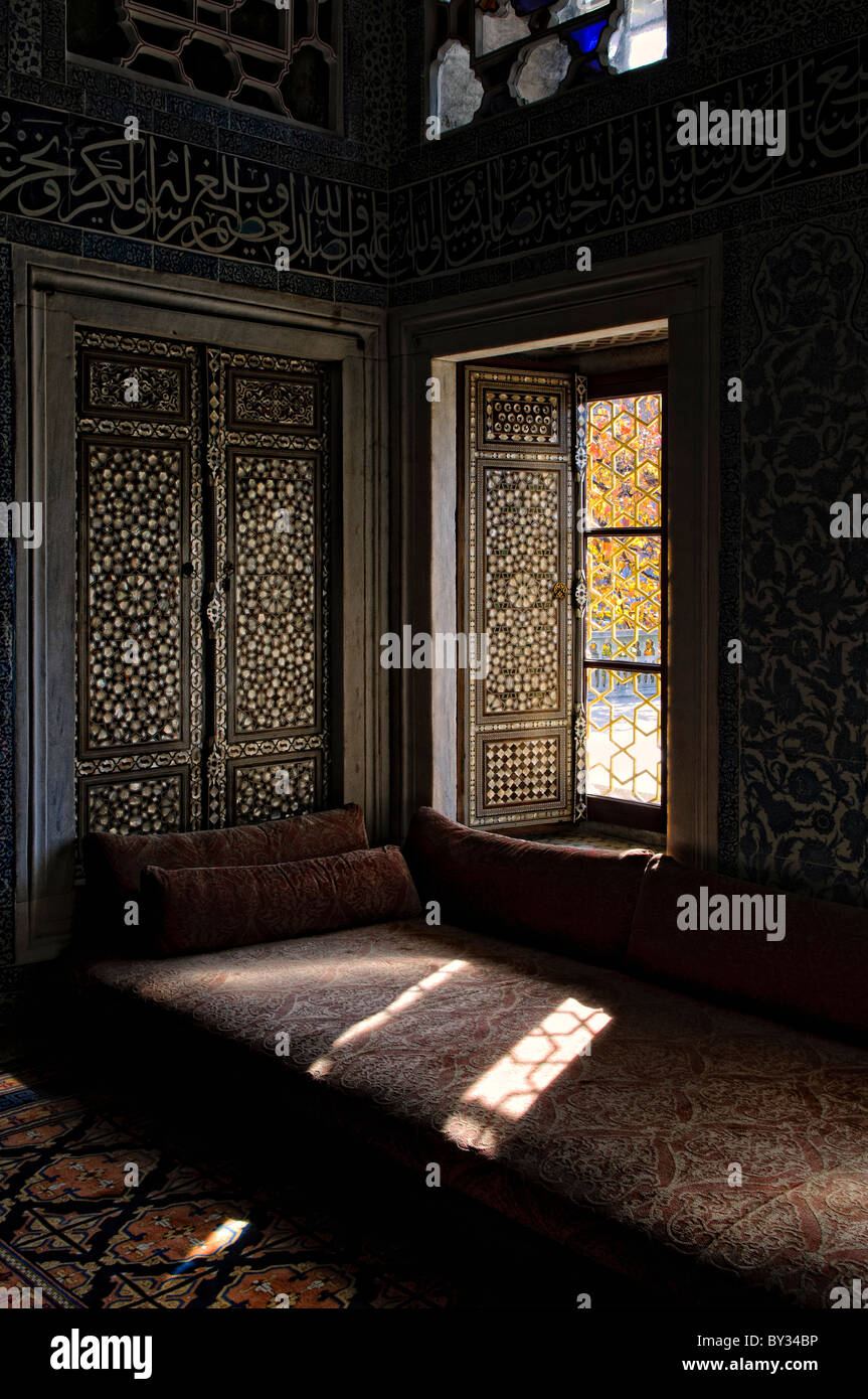 Palazzo Topkapi chiosco di Baghdad interno Istanbul Turchia // ISTANBUL, Turchia — il chiosco di Baghdad (in turco: Bağdad Köşkü) nell'Harem del Palazzo Topkapi, il palazzo ottomano nel quartiere Sultanahmet di Istanbul. Fu costruito per commemorare la campagna di Baghdad di Murad IV dopo il 1638. Foto Stock