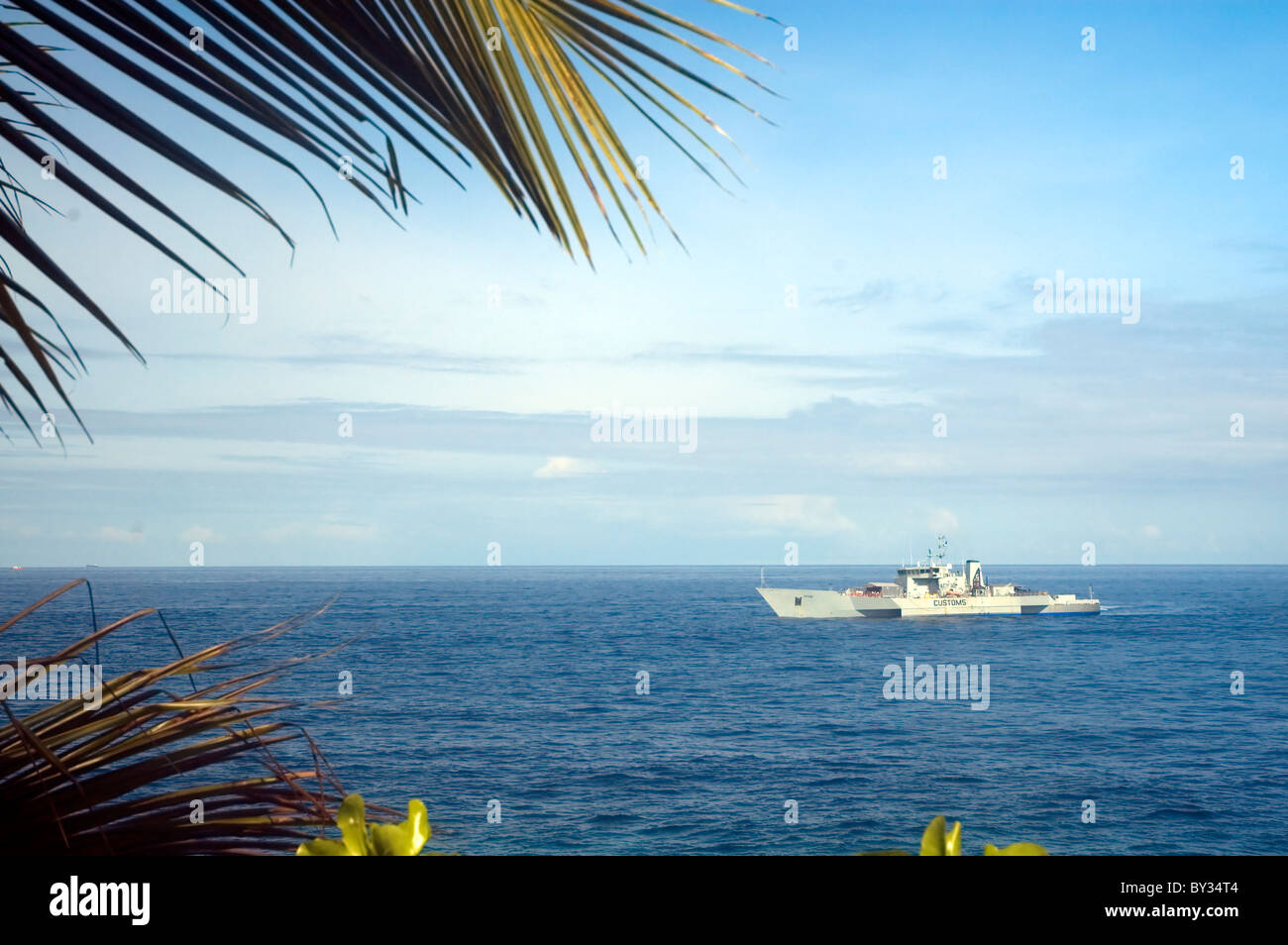 Il governo australiano trimarano doganale Triton off Flying Fish Cove, Isola di Natale, dicembre 2010. N. PR Foto Stock