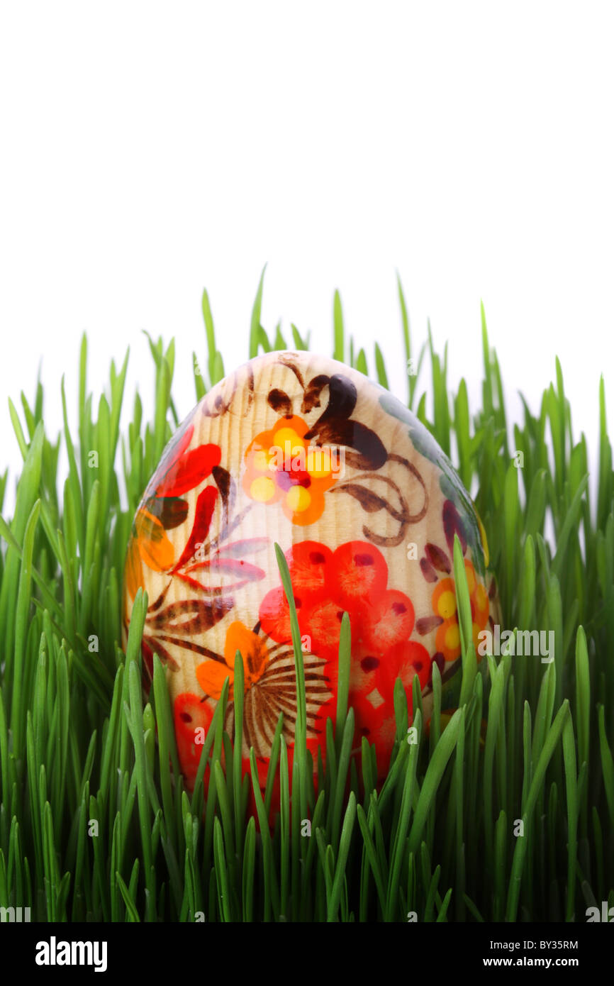 Uovo di Pasqua in erba isolati su sfondo bianco Foto Stock
