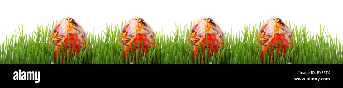 Uova di Pasqua in erba verde isolato su sfondo bianco Foto Stock