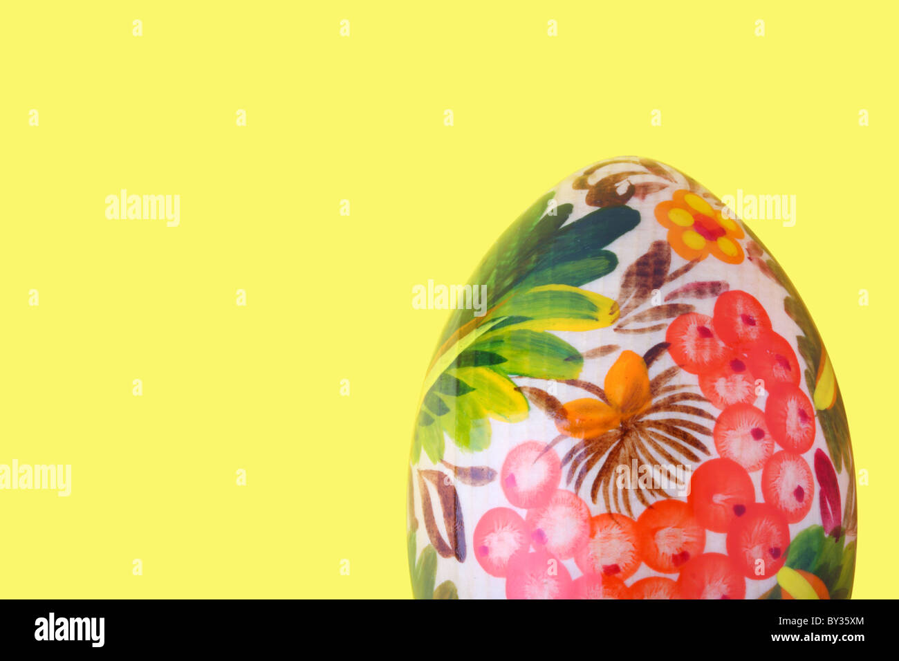 Uovo di Pasqua isolato su sfondo giallo Foto Stock