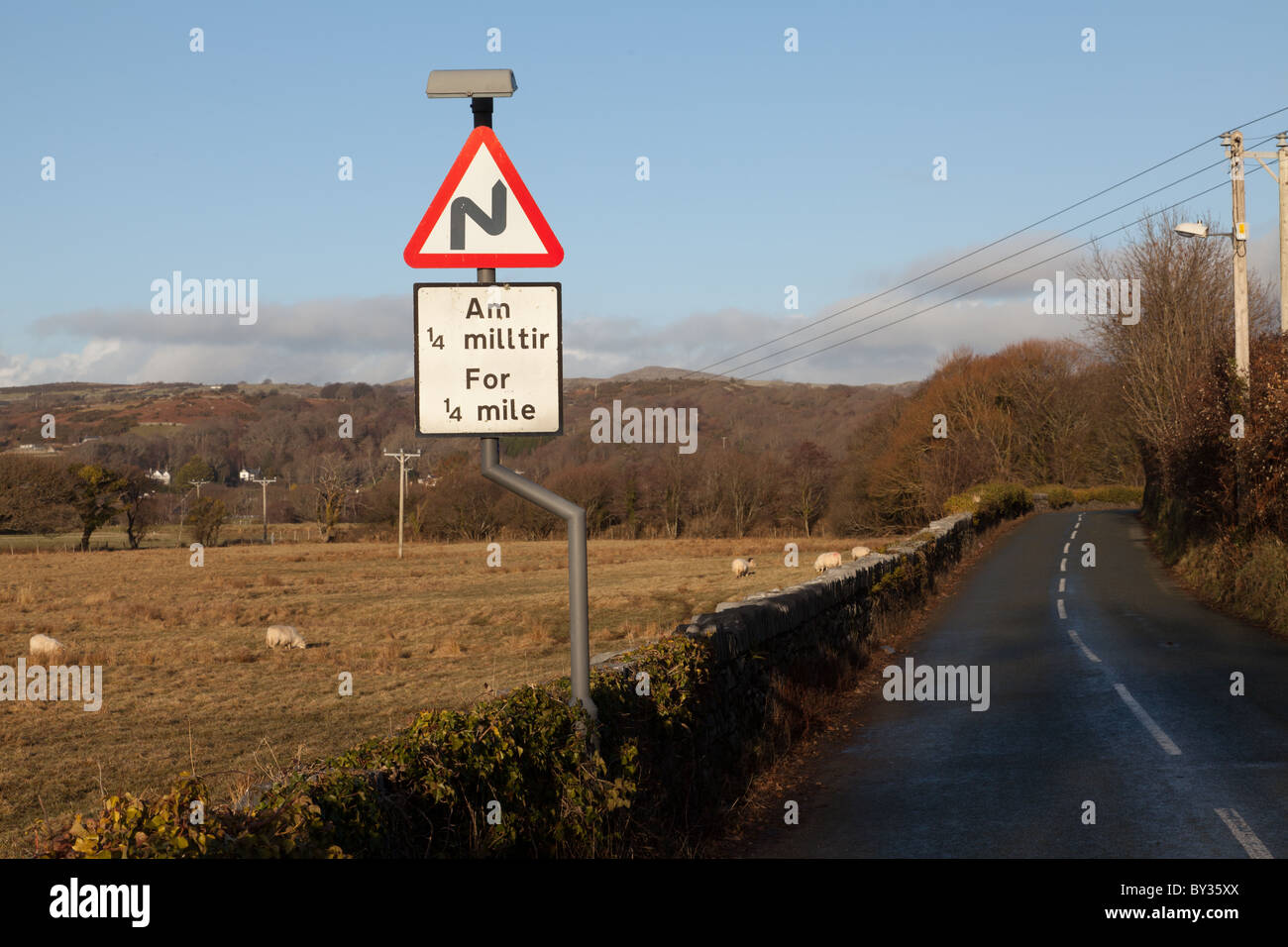 Un gallese bilingue Inglese/cartello stradale che mostra una doppia piega in avanti Foto Stock