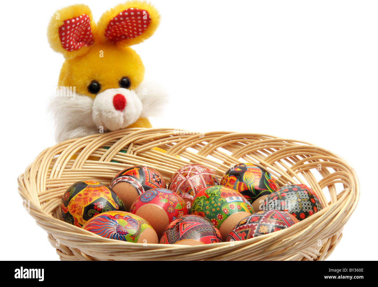 Cesto di uova di pasqua e coniglio giocattolo isolati su sfondo bianco Foto Stock