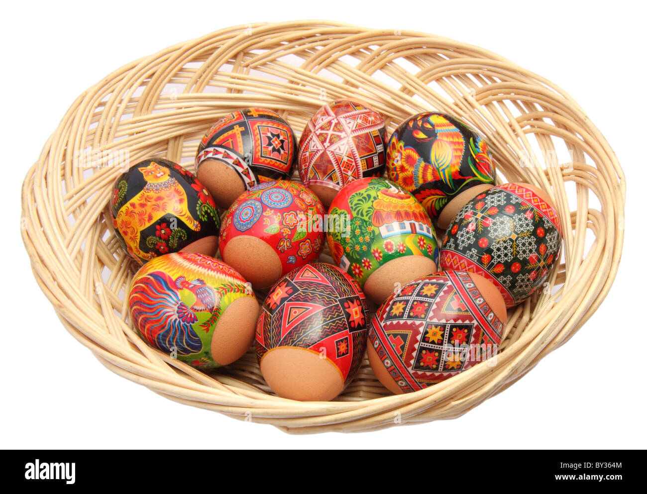 Cestello con variopinte uova di pasqua su sfondo bianco Foto Stock