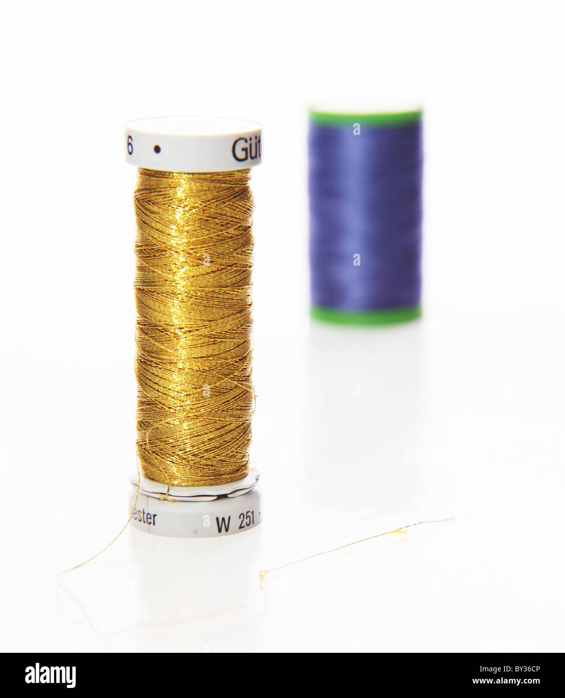 Oro e blu di filati sintetici su sfondo bianco Foto Stock