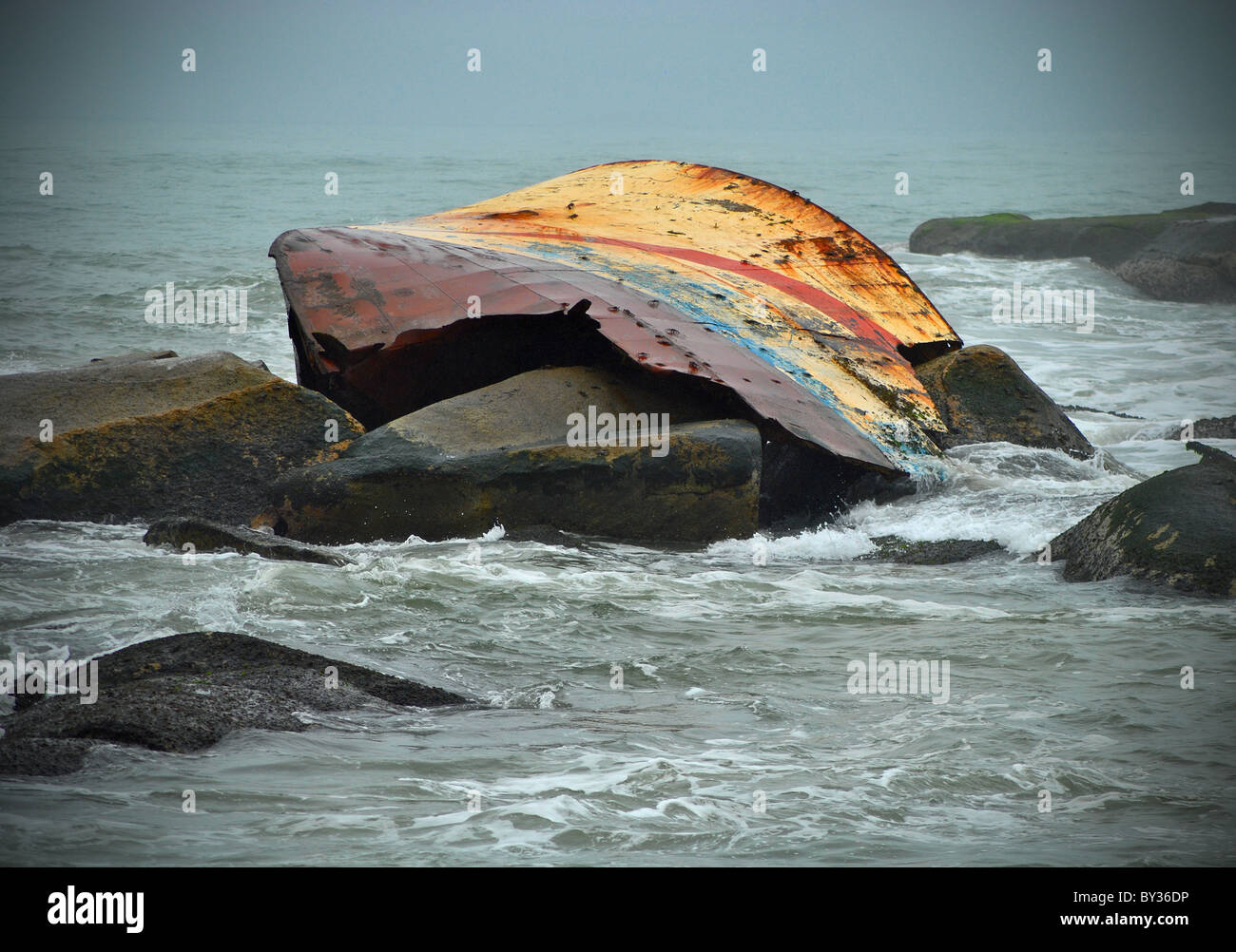 Naufragio sulle rocce al largo della Costa d'Avorio, Africa occidentale Foto Stock