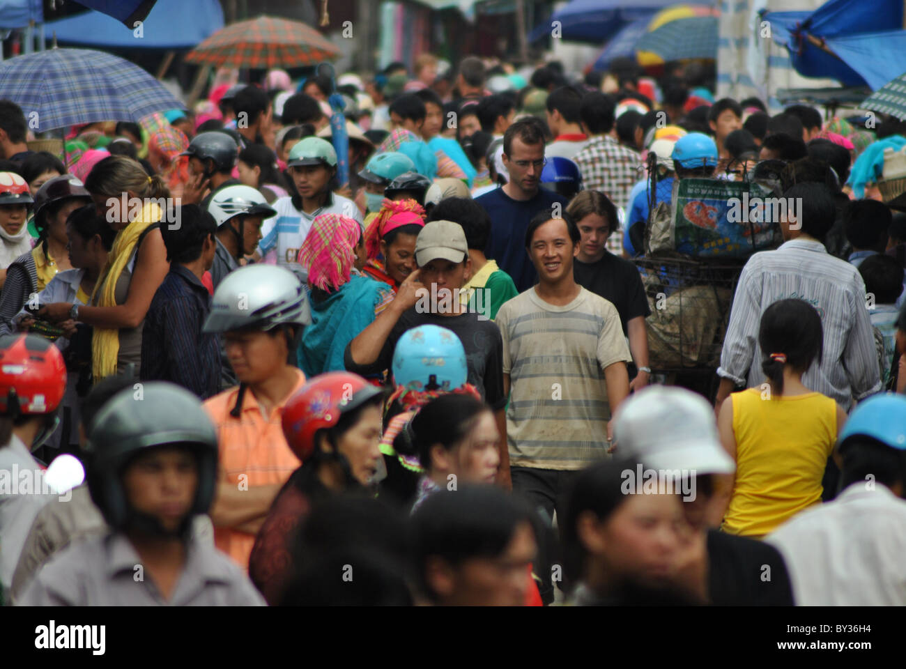 Strada trafficata scena a Bac Ha mercato, Vietnam Foto Stock