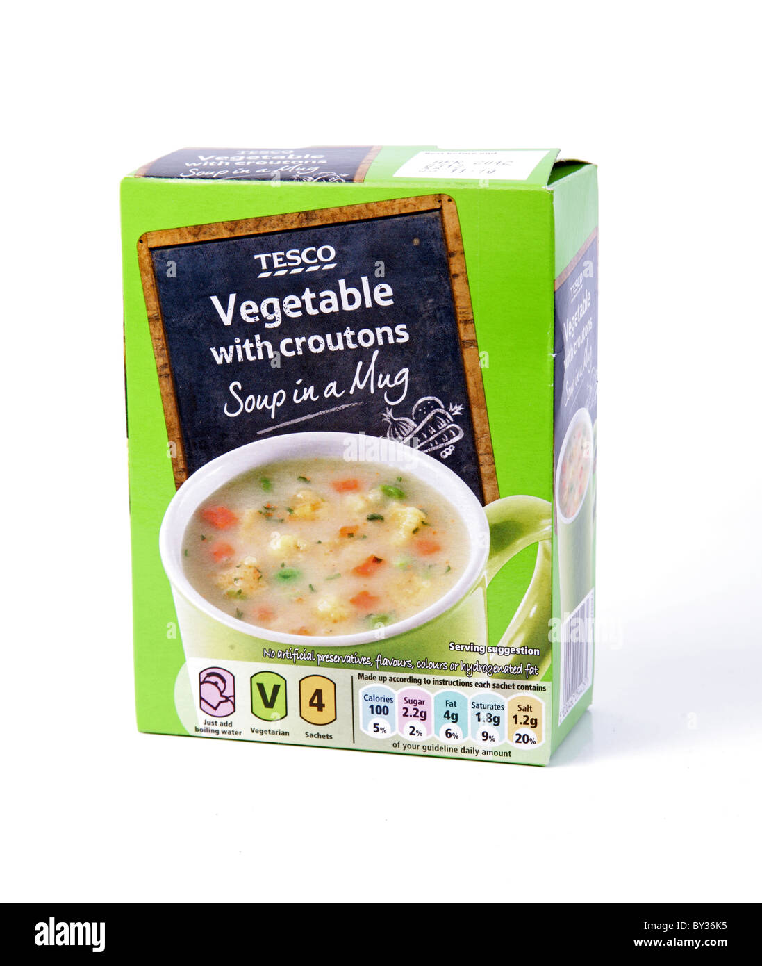 Un singolo pacchetto di Tesco di marca propria zuppa vegetale in una tazza su sfondo bianco Foto Stock