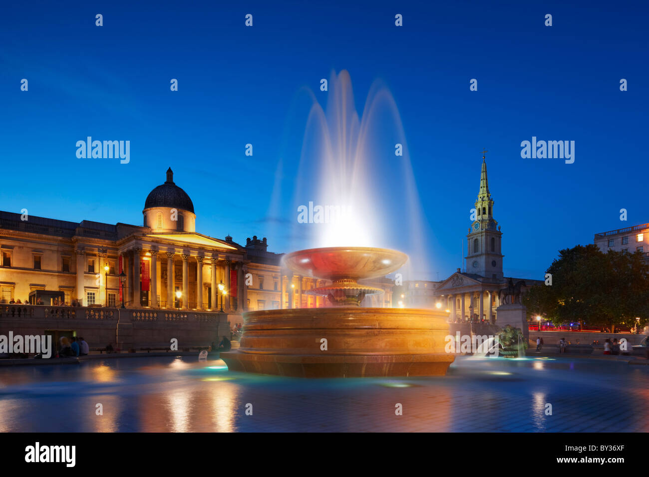 Twilight a Trafalgar Square, Londra Centrale Foto Stock