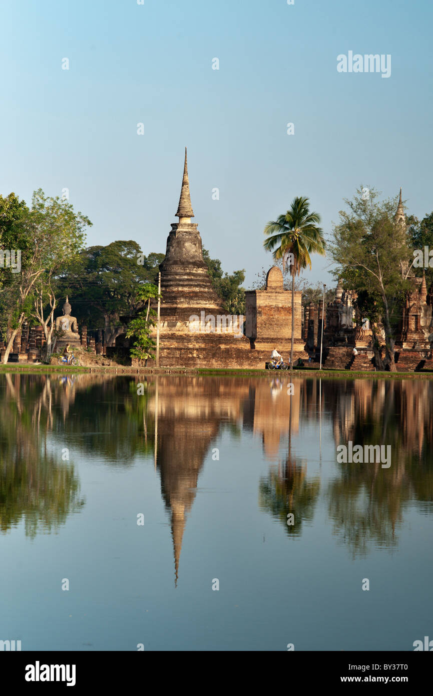 La riflessione di rovine presso l'UNESCO sito Hertitage in Sukothai, Thailandia, in Asia. Foto Stock