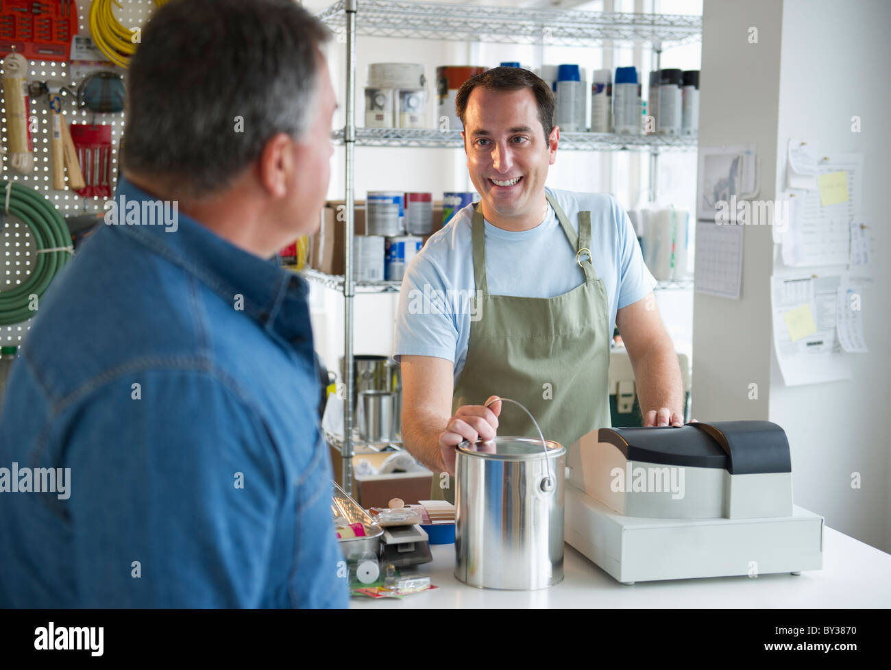 Stati Uniti d'America, New Jersey, Jersey City, proprietario di un negozio di assistente e lavorando in Paint shop Foto Stock