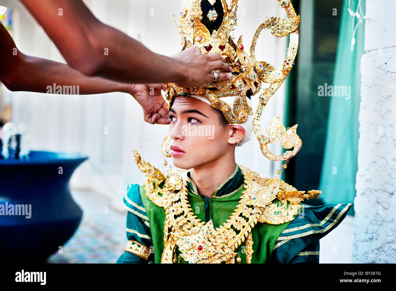 Giovane uomo tailandese di entrare nel suo costume per il festival dei fiori sfilano in Chiang Mai Thailandia Foto Stock
