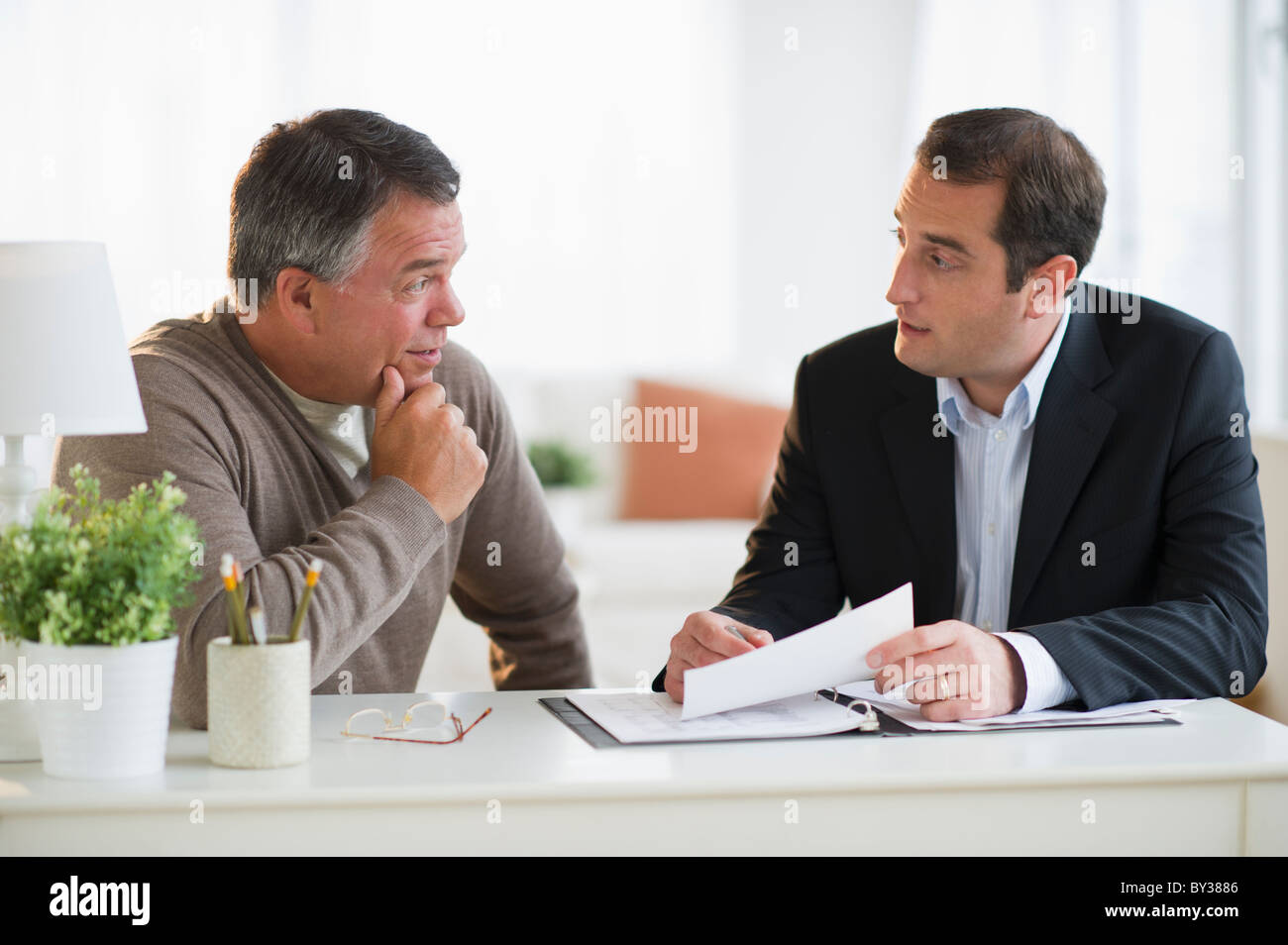 Stati Uniti d'America, New Jersey, Jersey City, l'uomo a parlare con il consulente finanziario in home Foto Stock