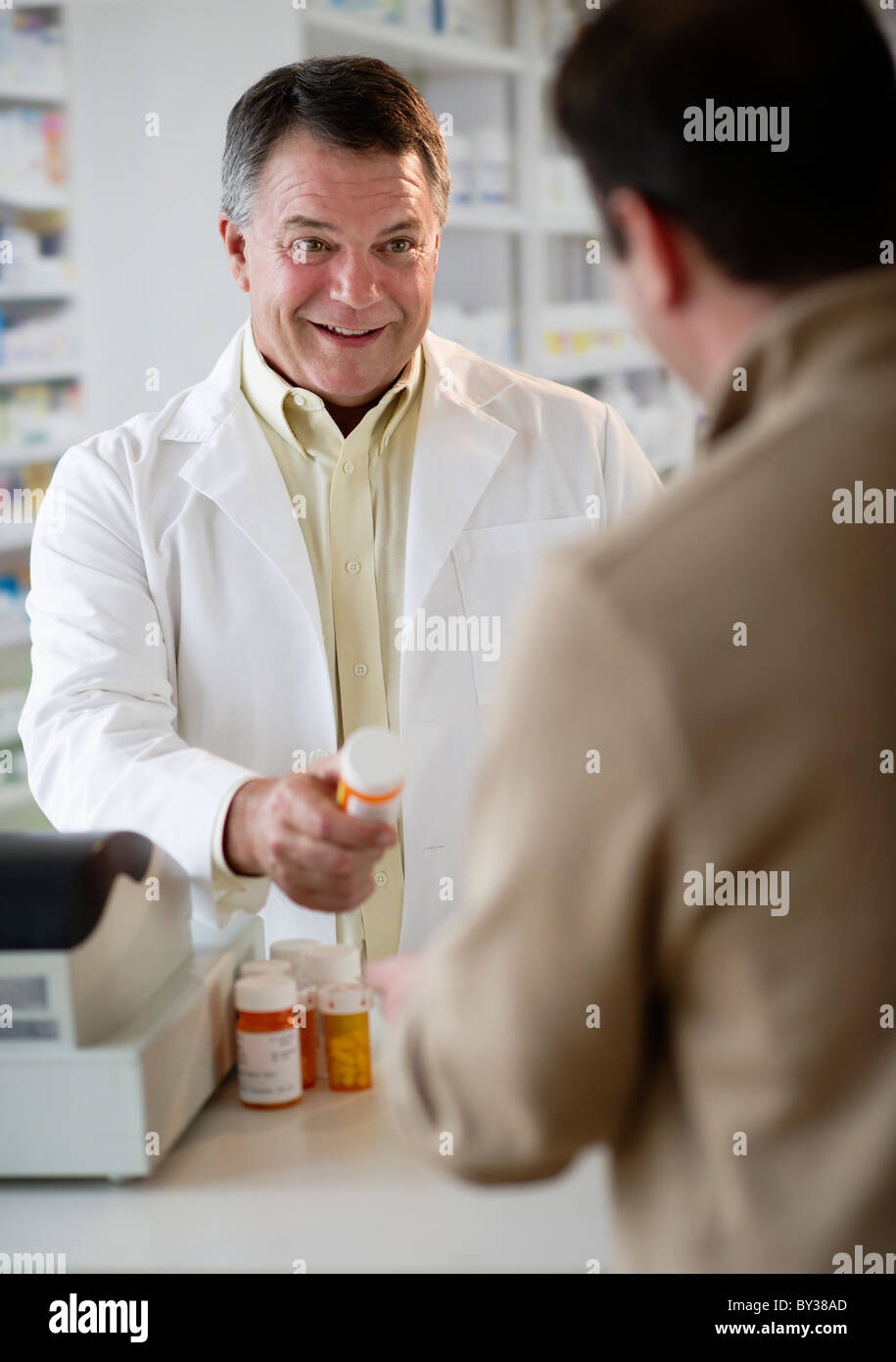 Stati Uniti d'America, New Jersey, Jersey City, il farmacista la vendita di medicine in farmacia Foto Stock