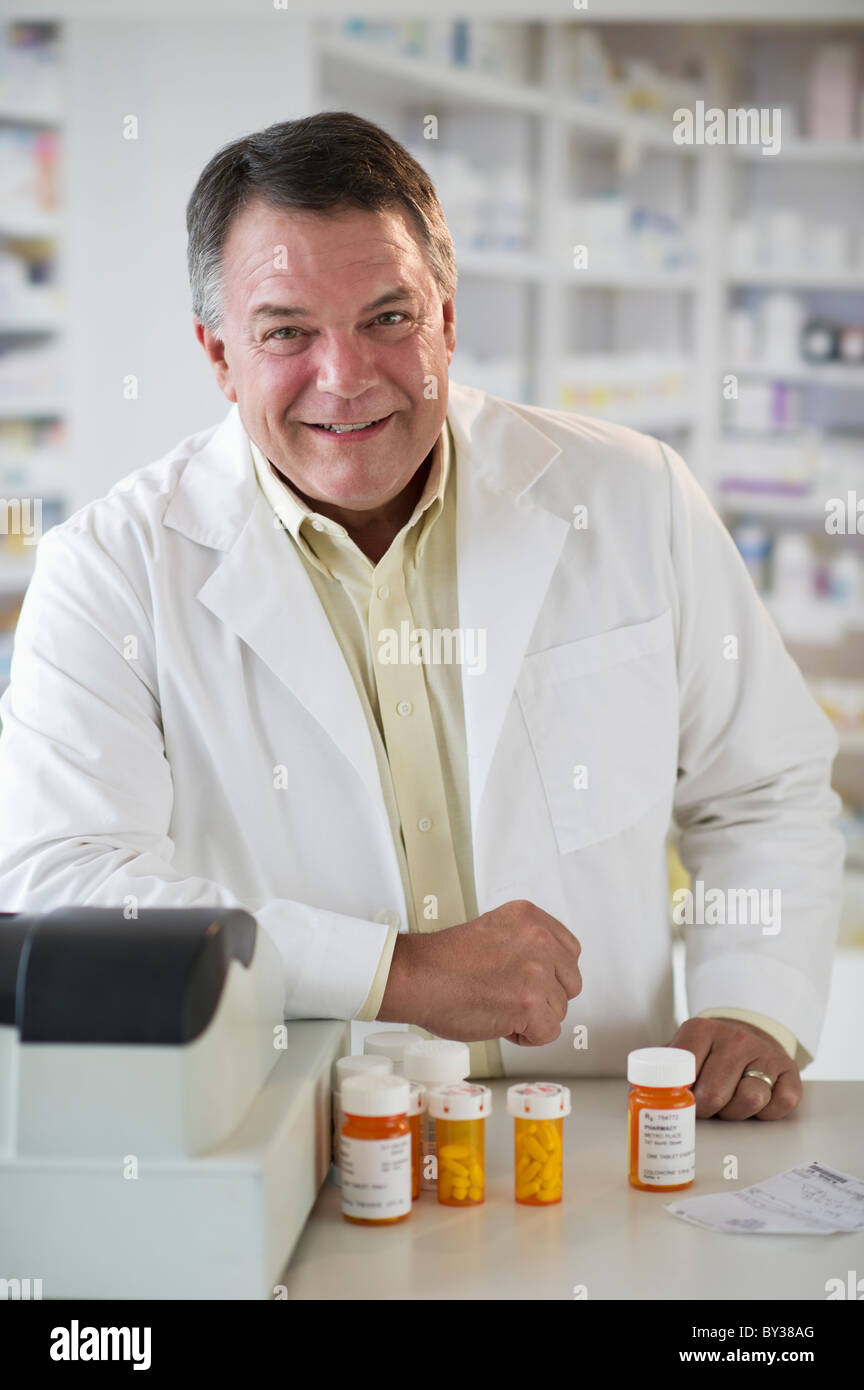 Stati Uniti d'America, New Jersey, Jersey City, ritratto del farmacista la vendita di medicine in farmacia Foto Stock