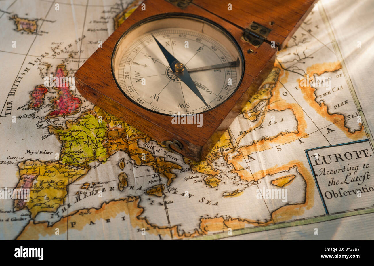 Bussola di antiquariato sulla mappa Foto Stock