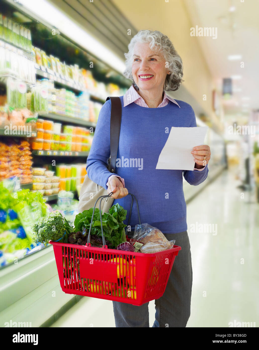 Stati Uniti d'America, New Jersey, Jersey City, Senior donna che trasportano carrello nel supermercato Foto Stock