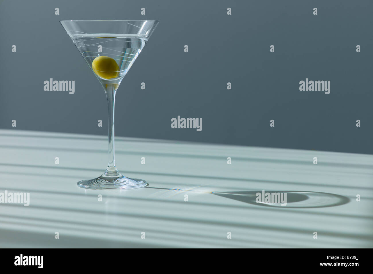 Cocktail con olio di oliva in vetro Foto Stock