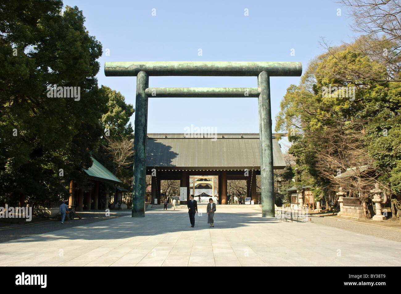 Shot del secondo Santuario dei Tori Gate con le principali Shimon cancello in background a Yasukuni sacrario scintoista di Tokyo Giappone Foto Stock