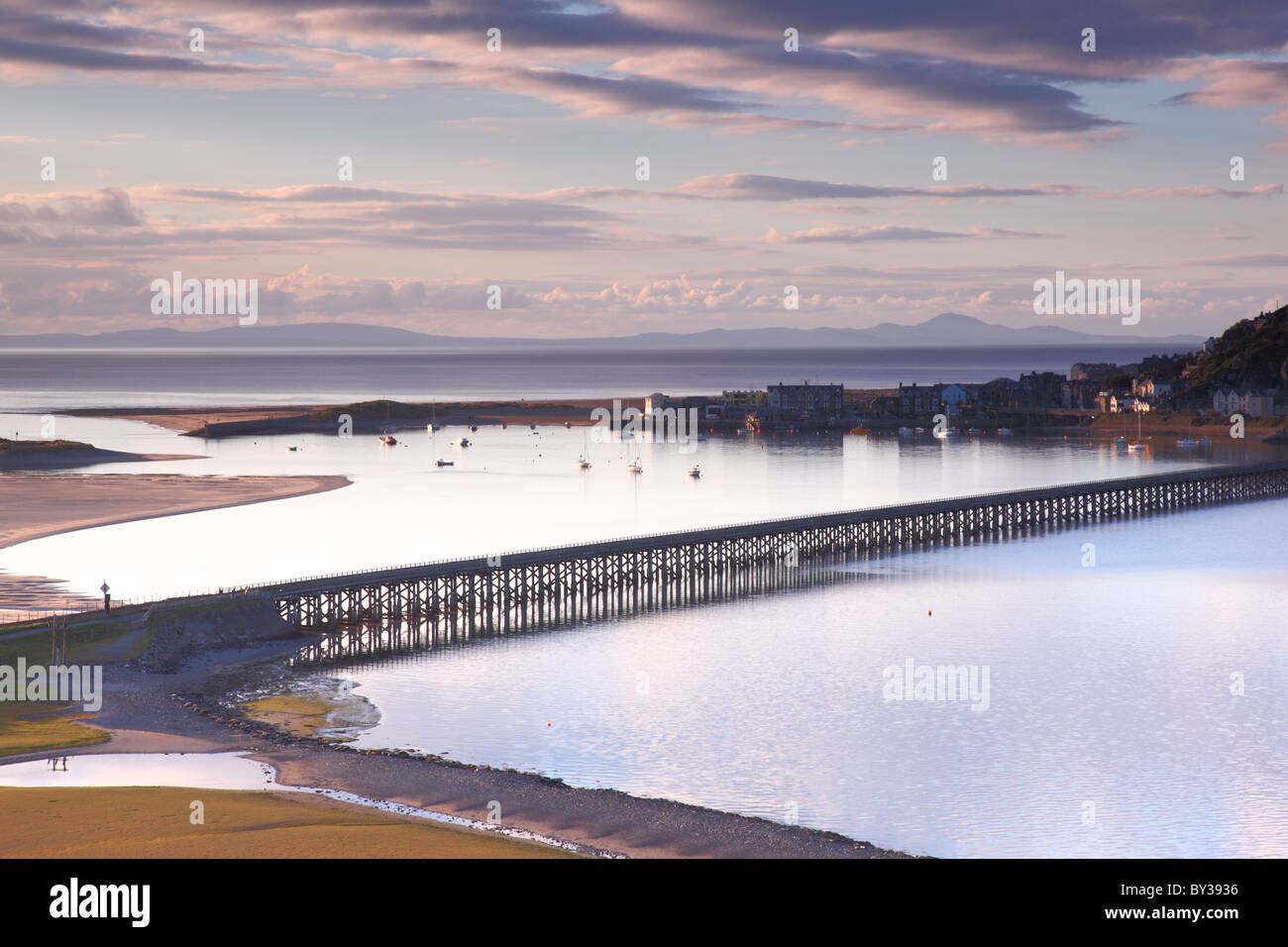 Il ponte ferroviario spanning Barmouth Harbour, West Wales Foto Stock