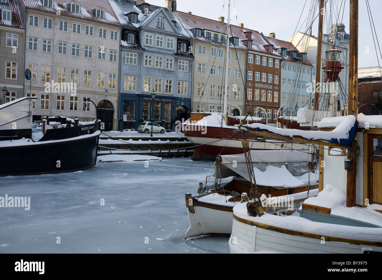 Congelati canal/mare a Nyhavn, (nuovo) Porto di Copenhagen, Danimarca nel periodo natalizio Foto Stock