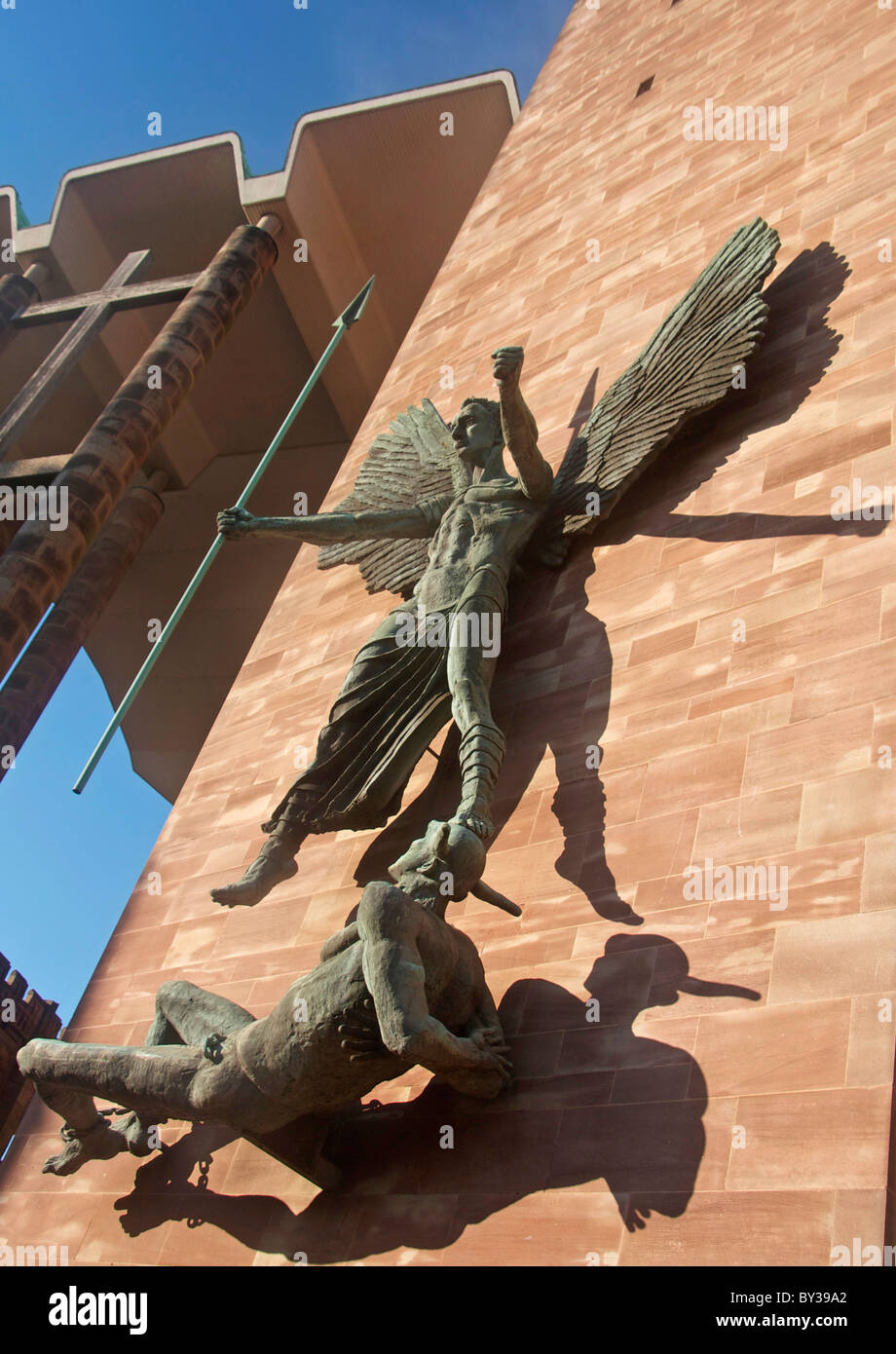 Coventry Cathedral San Michele che uccide il diavolo statua da Sir Jacob Epstein West Midlands England Regno Unito Foto Stock