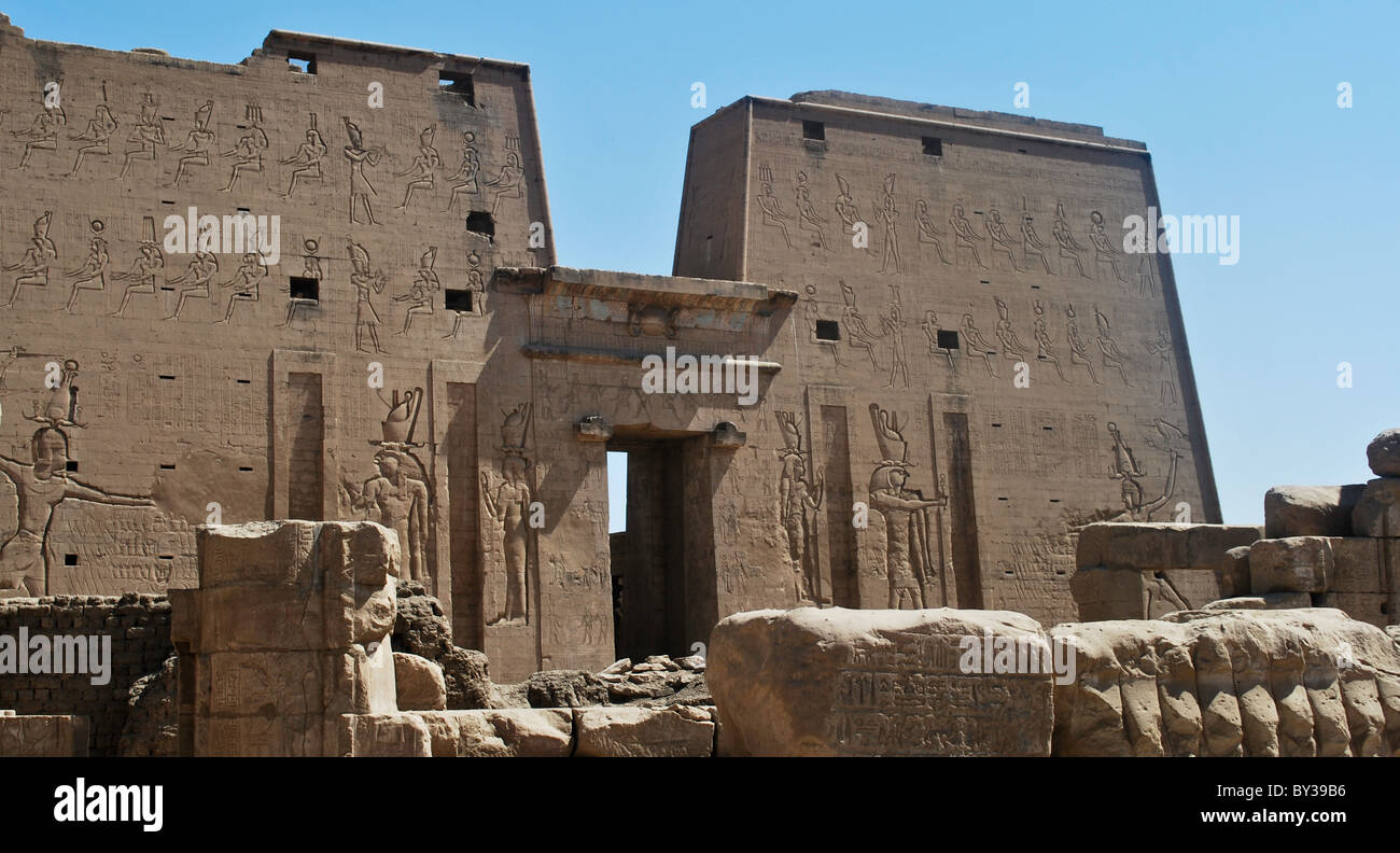 Antichi templi egizi lungo il Nilo Foto Stock