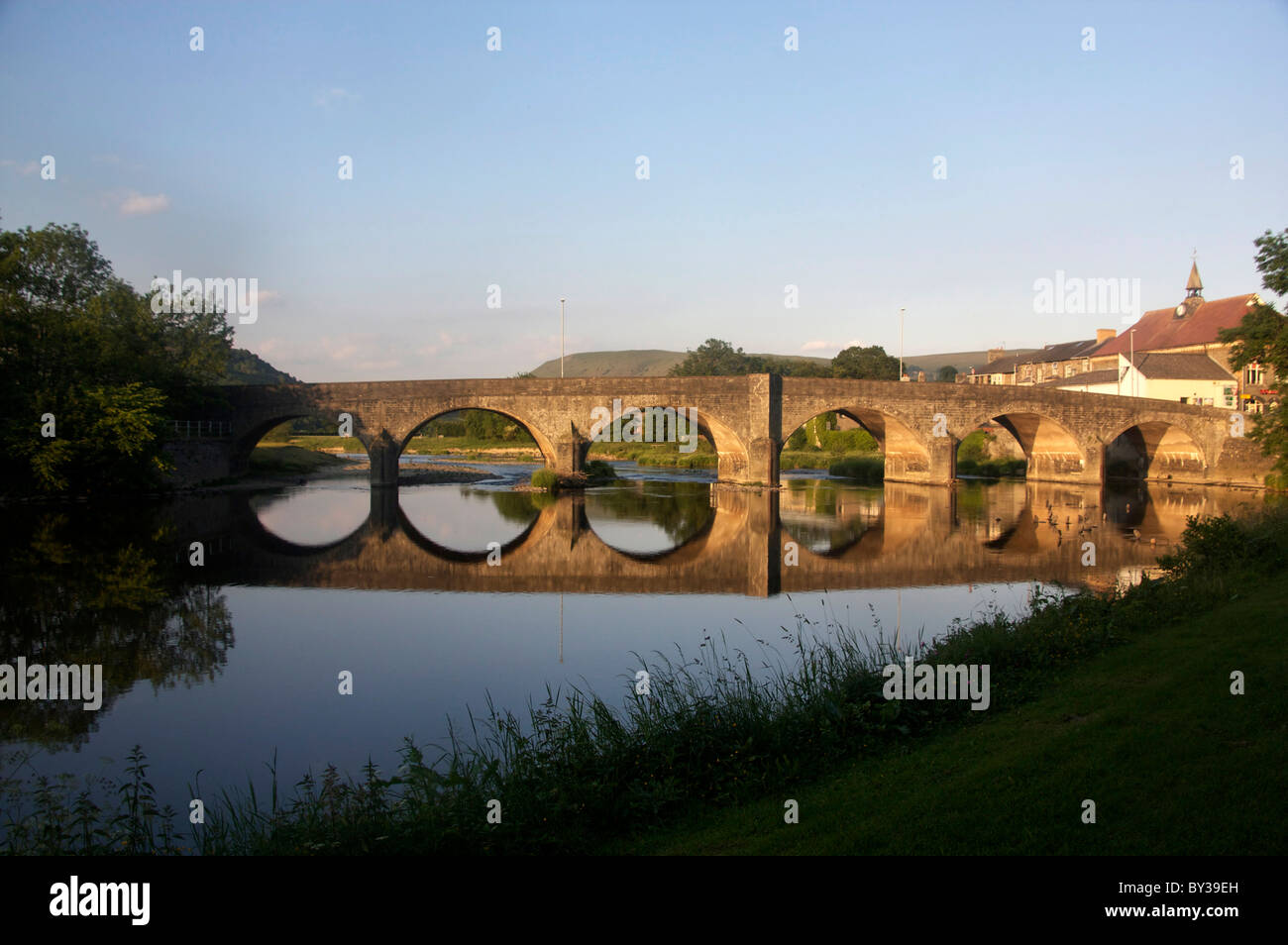 Ad arcate in pietra ponte sul fiume Wye a Builth Wells (Llanfair-ym-Muallt) Powys Mid Wales UK Foto Stock
