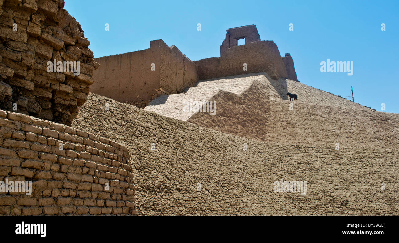 Antichi templi egizi lungo il Nilo Foto Stock