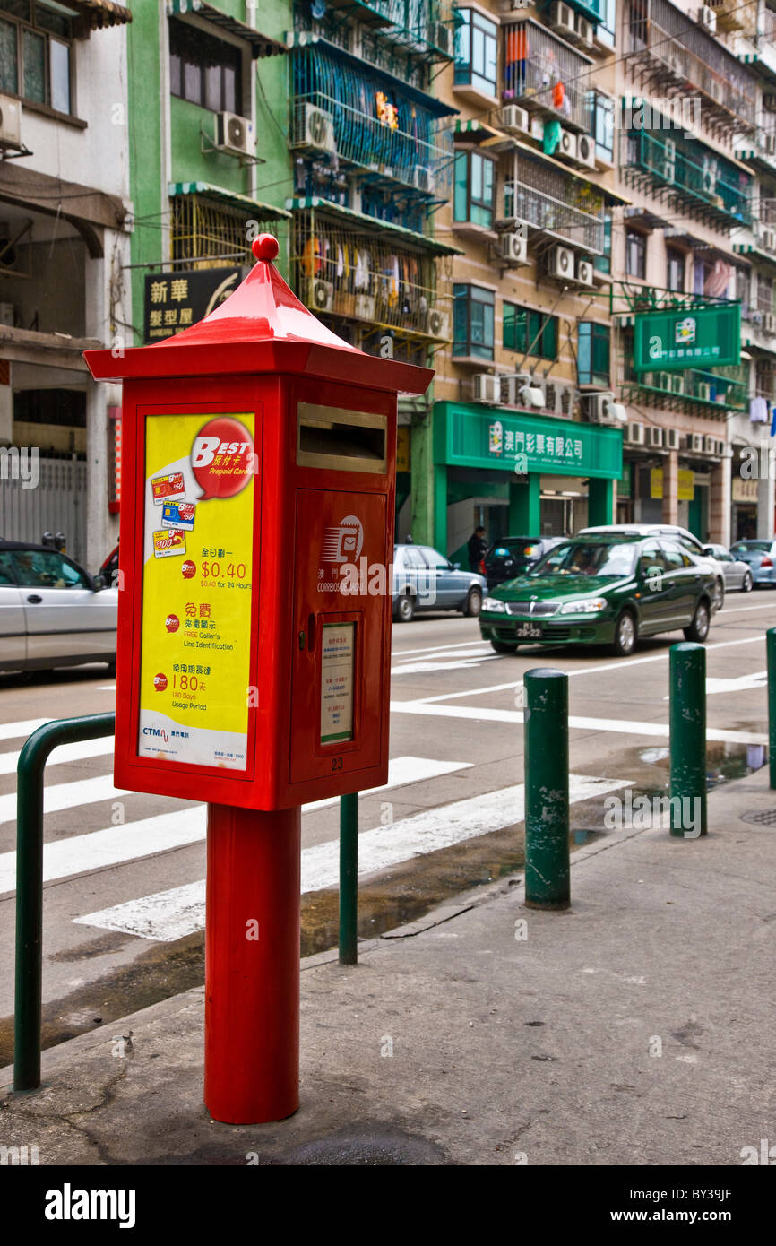 Pilastro rosso o distacco scatola in una strada in Macau SAR Repubblica Popolare di Cina. JMH4160 Foto Stock