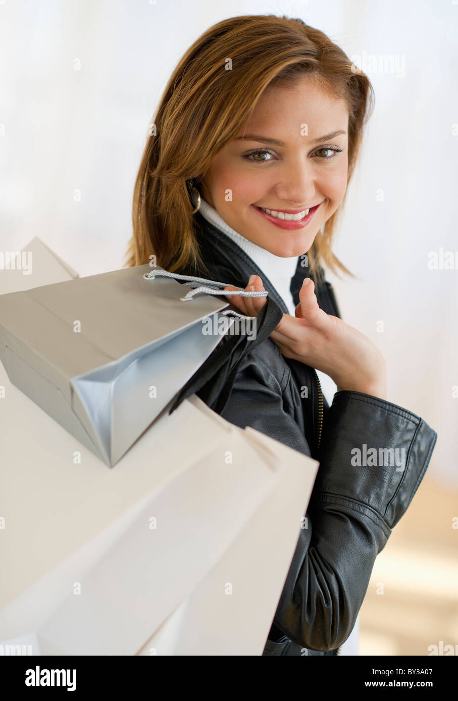 Stati Uniti d'America, New Jersey, Jersey City, Ritratto di giovane donna con le borse della spesa Foto Stock