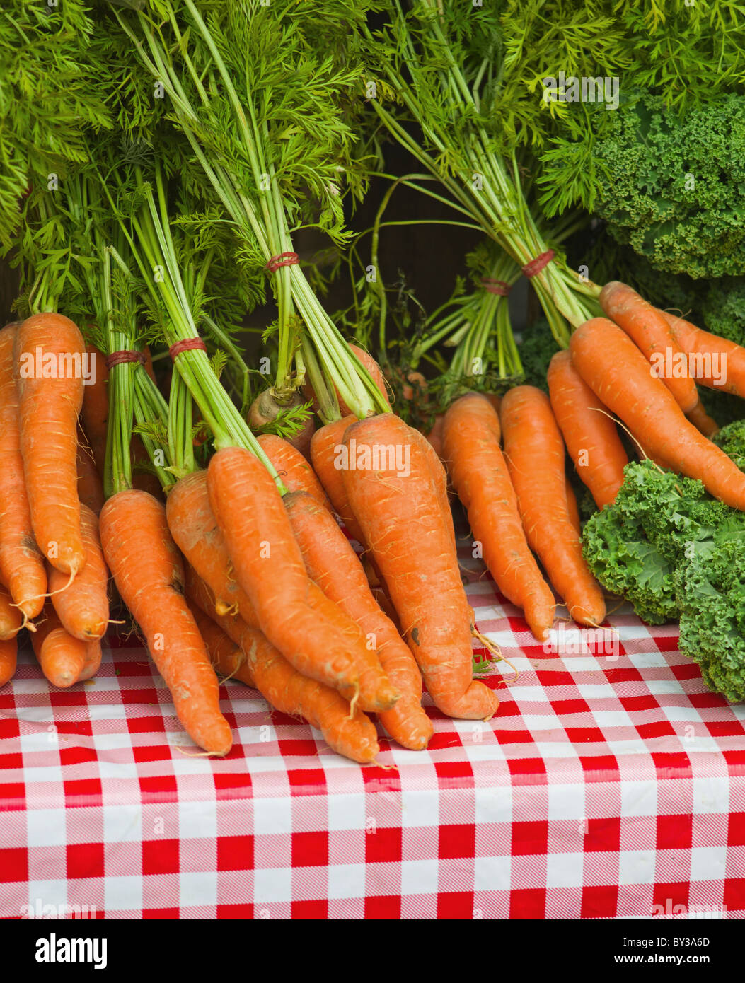 Stati Uniti d'America, New York New York City, mazzi di carote sul mercato agricolo Foto Stock
