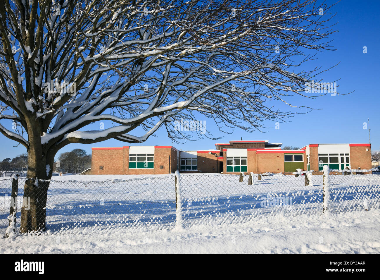 Ysgol Goronwy Owen scuola primaria chiusa a causa della neve in inverno 2010. Benllech, Isola di Anglesey, Galles del Nord, Regno Unito Foto Stock