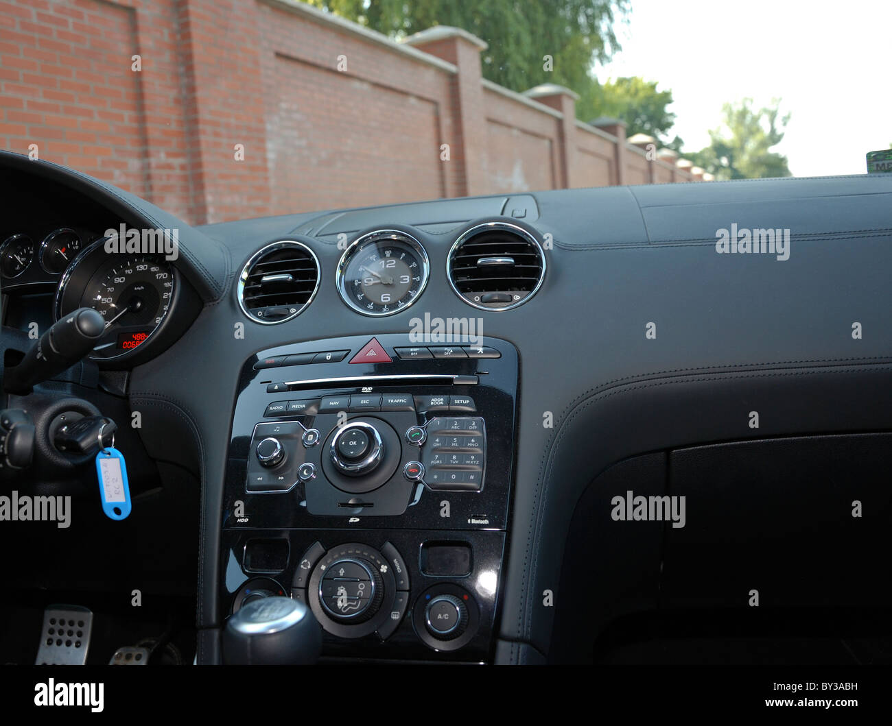 Peugeot RCZ 2.0 HDi - MY 2010 - popolare francese della coupé compatta, auto sportiva - interno, console centrale Foto Stock