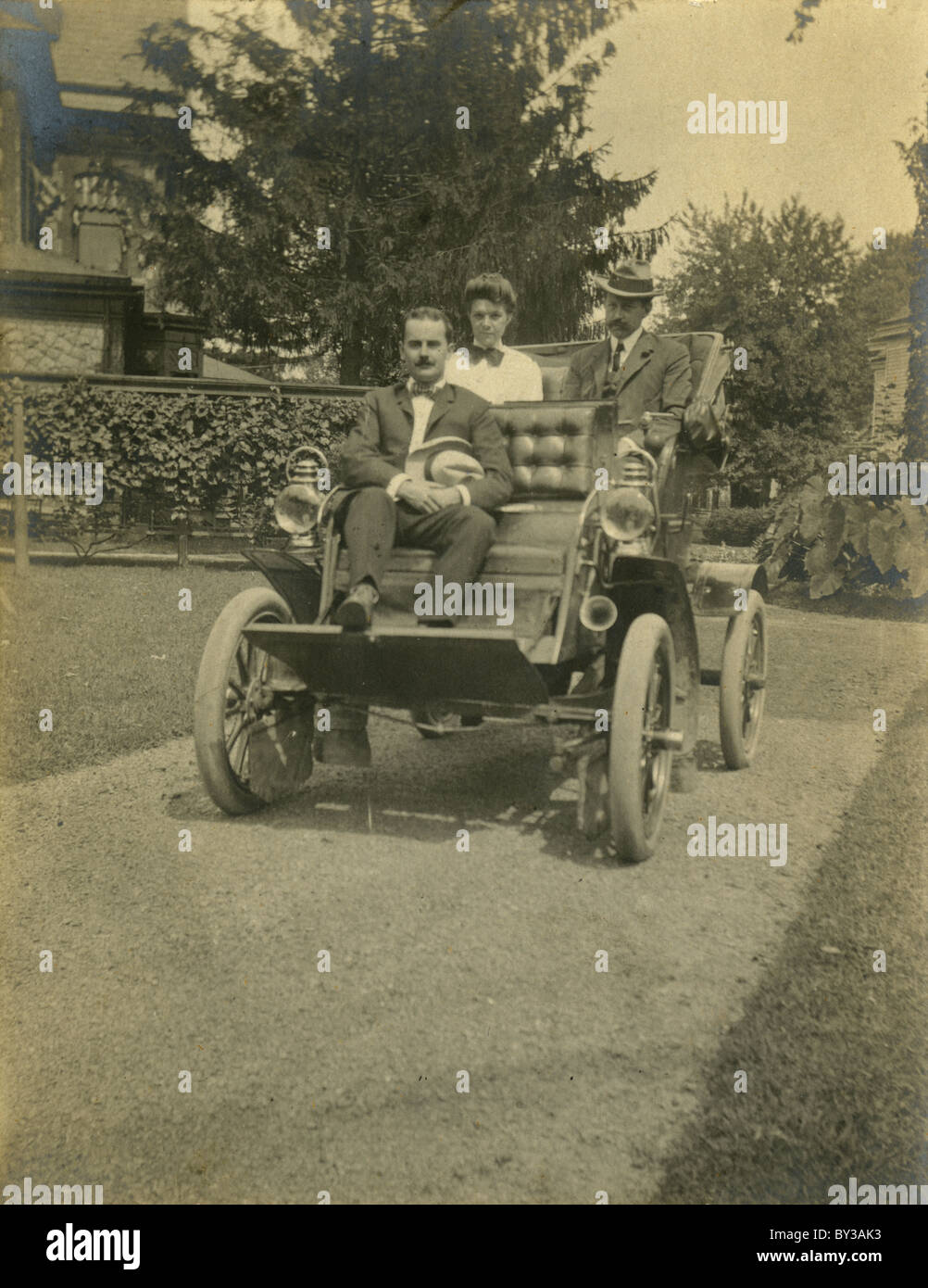 Circa 1910 foto di antiquariato, una utilitaria style auto. Posizione sconosciuta, probabilmente la Nuova Inghilterra regione, STATI UNITI D'AMERICA. Fonte: originale stampa fotografica. Foto Stock