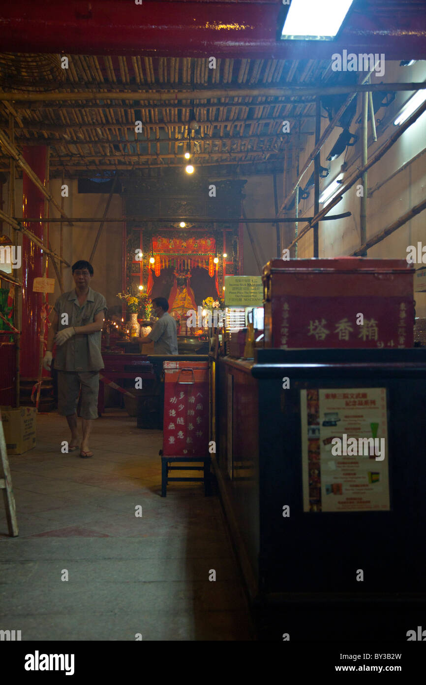 Dettaglio della parte interna del Tempio di Man Mo Hollywood Road, Hong Kong, Cina. Il interni rossi e fumi di incenso riempiono la stanza Foto Stock
