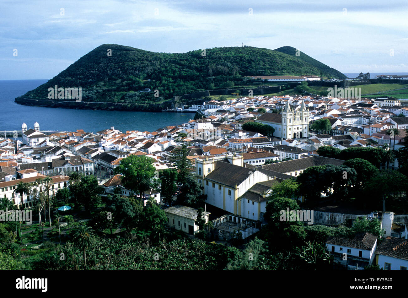 Il centro storico di Angra do Heroísmo, con il cono di scorie Monte Brasil, Terceira nelle Azzorre Foto Stock